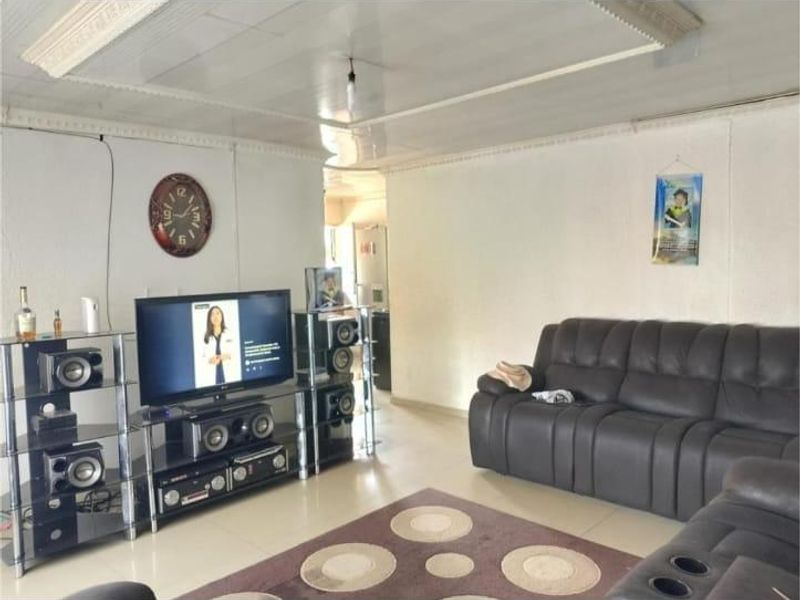 Comfort Meets Convenience: 3 bedrooms, family home with parking - Photo 6