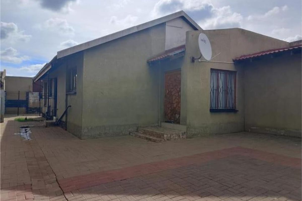 Comfort Meets Convenience: 3 bedrooms, family home with parking - Photo 2