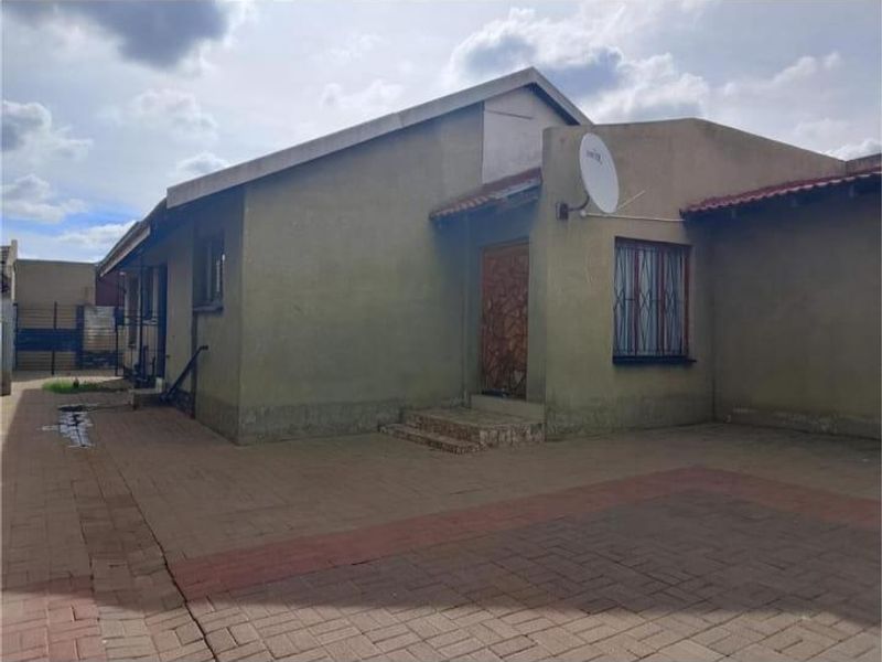 Comfort Meets Convenience: 3 bedrooms, family home with parking - Photo 2