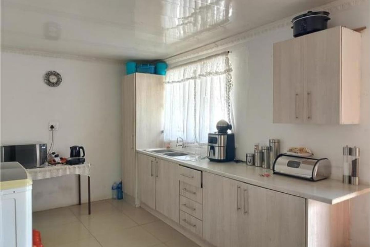 Comfort Meets Convenience: 3 bedrooms, family home with parking - Photo 4