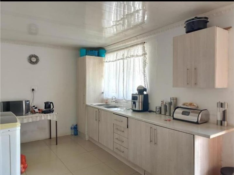 Comfort Meets Convenience: 3 bedrooms, family home with parking - Photo 4