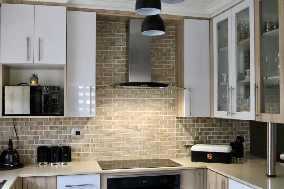 Modern 4-Bedroom Double-Storey Home in a Thriving Up-and-Coming Area - Photo 3