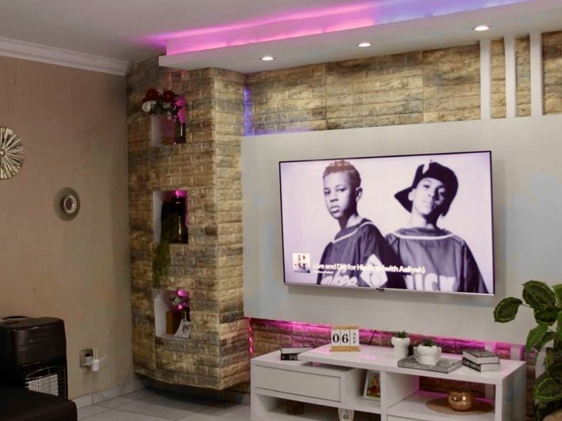 Modern 4-Bedroom Double-Storey Home in a Thriving Up-and-Coming Area - Photo 7