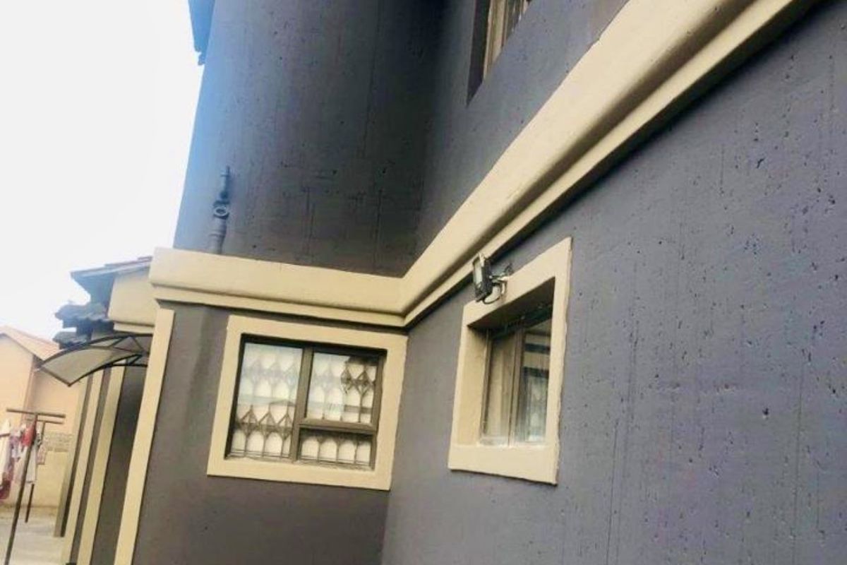 Modern 4-Bedroom Double-Storey Home in a Thriving Up-and-Coming Area - Photo 2
