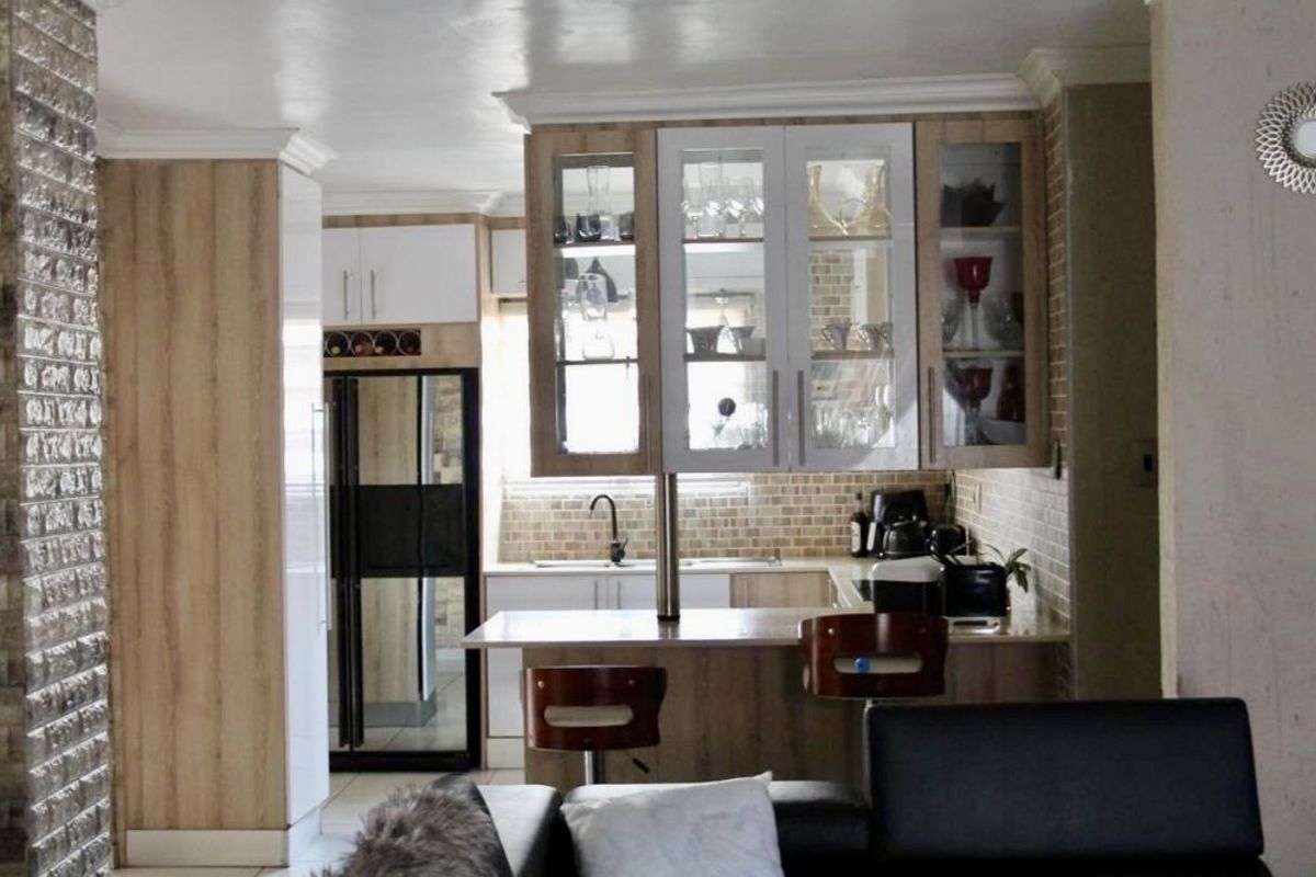 Modern 4-Bedroom Double-Storey Home in a Thriving Up-and-Coming Area - Photo 4