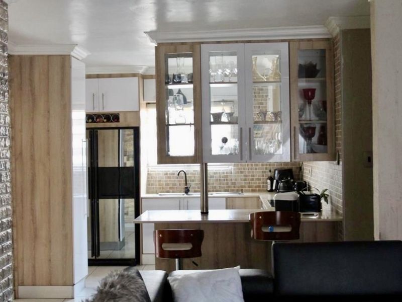 Modern 4-Bedroom Double-Storey Home in a Thriving Up-and-Coming Area - Photo 4