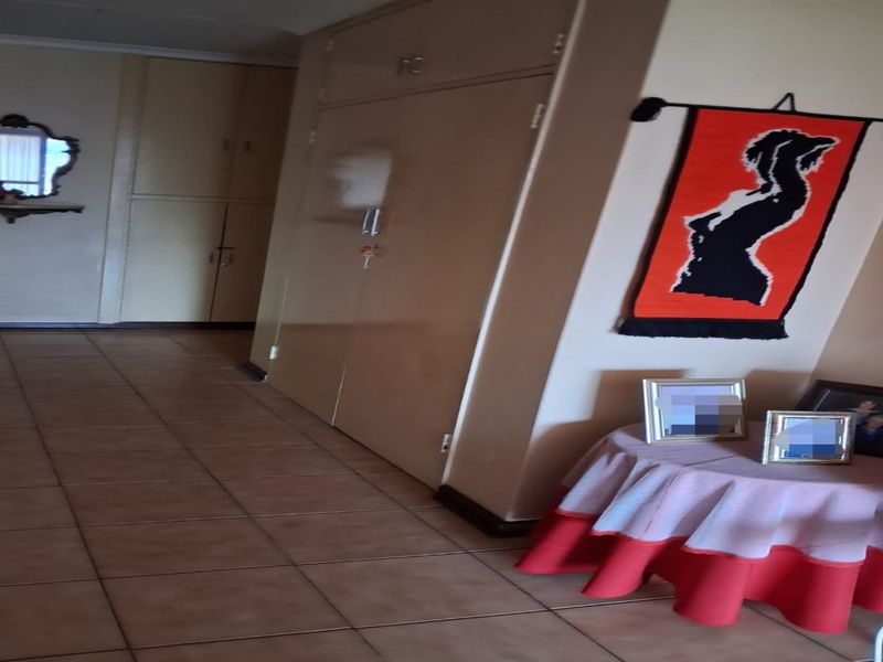 SPACIOUS FAMILY HOME WITH HUGE YARD IN VANDERBIJLPARK - Photo 5