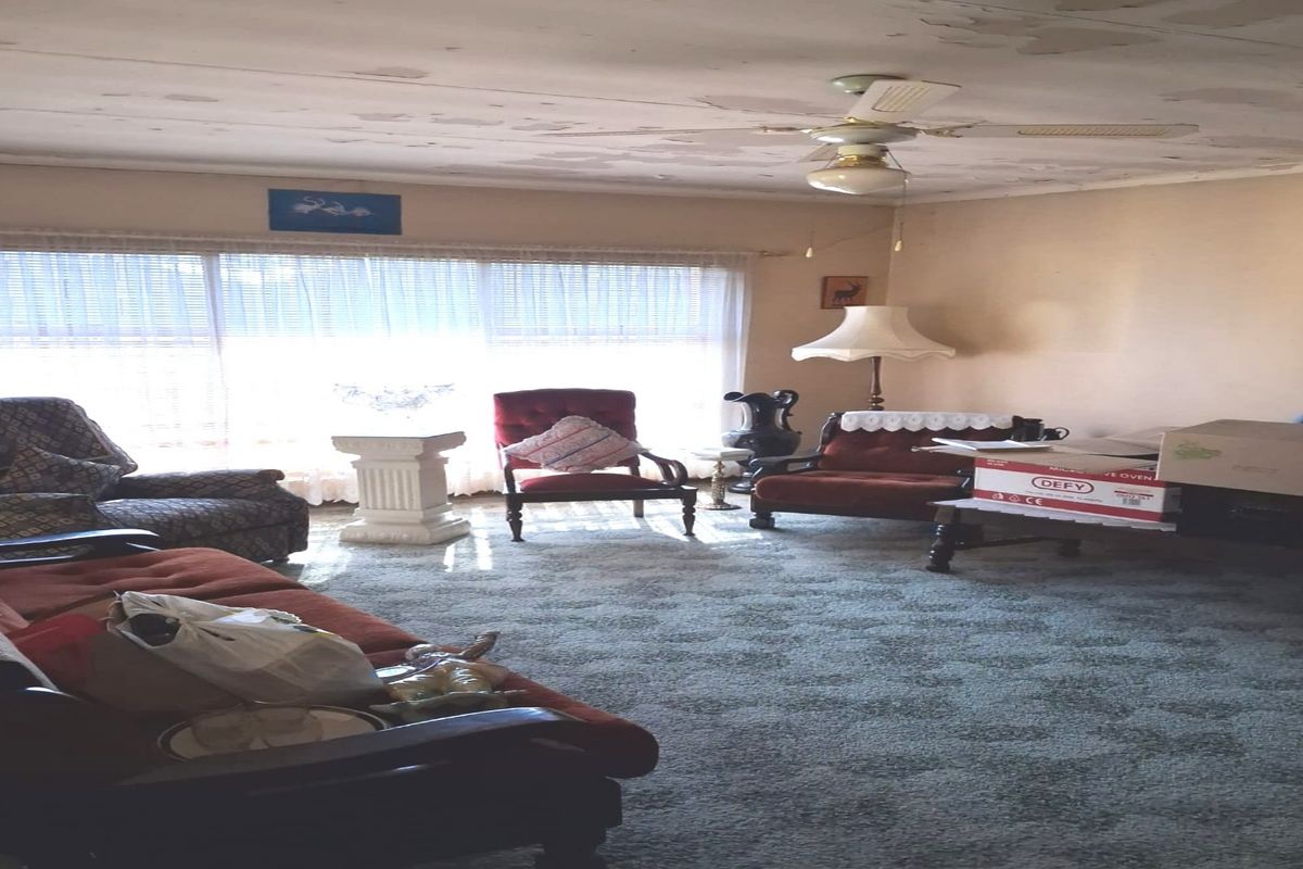 SPACIOUS FAMILY HOME WITH HUGE YARD IN VANDERBIJLPARK - Photo 3