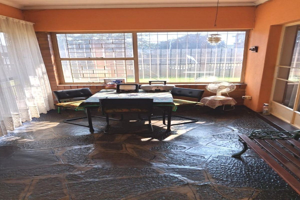 SPACIOUS FAMILY HOME WITH HUGE YARD IN VANDERBIJLPARK - Photo 2