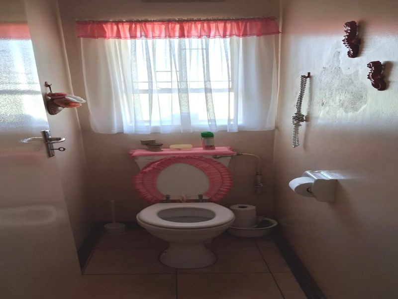 SPACIOUS FAMILY HOME WITH HUGE YARD IN VANDERBIJLPARK - Photo 6