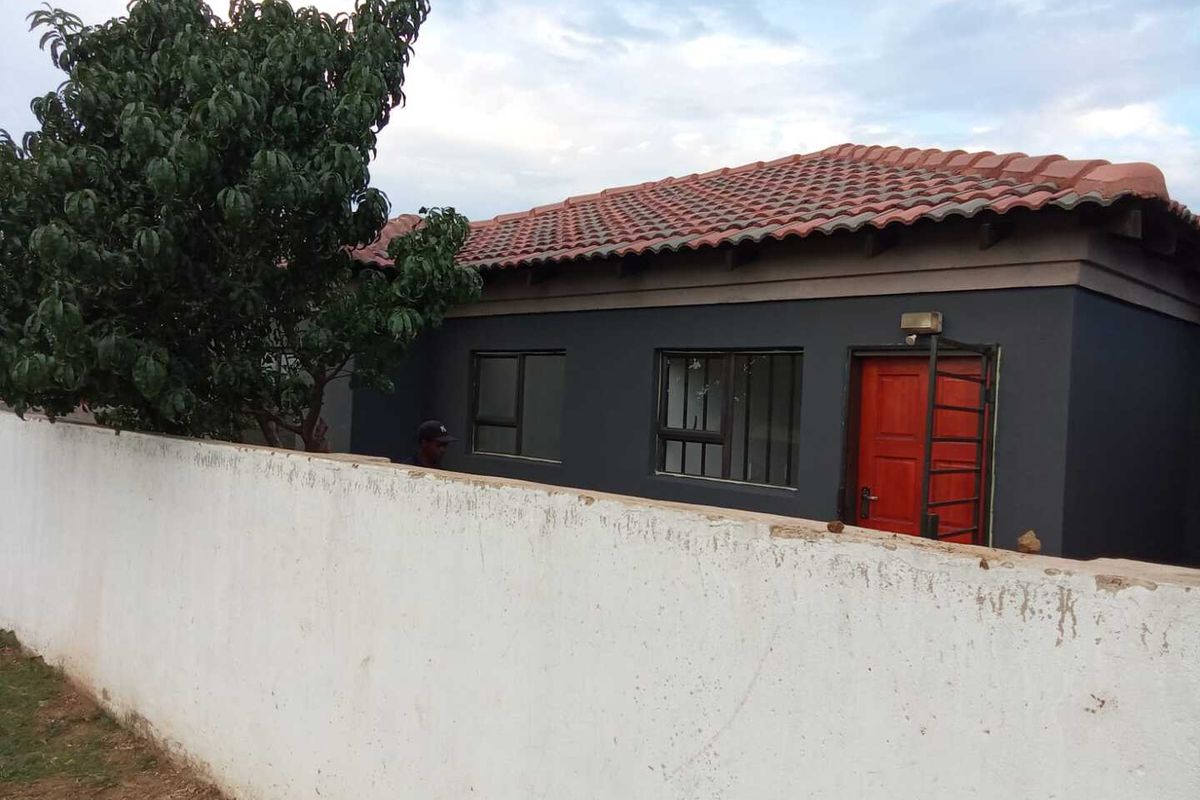 3 Bedroom House For Sale-Spacious Family Home - Photo 2