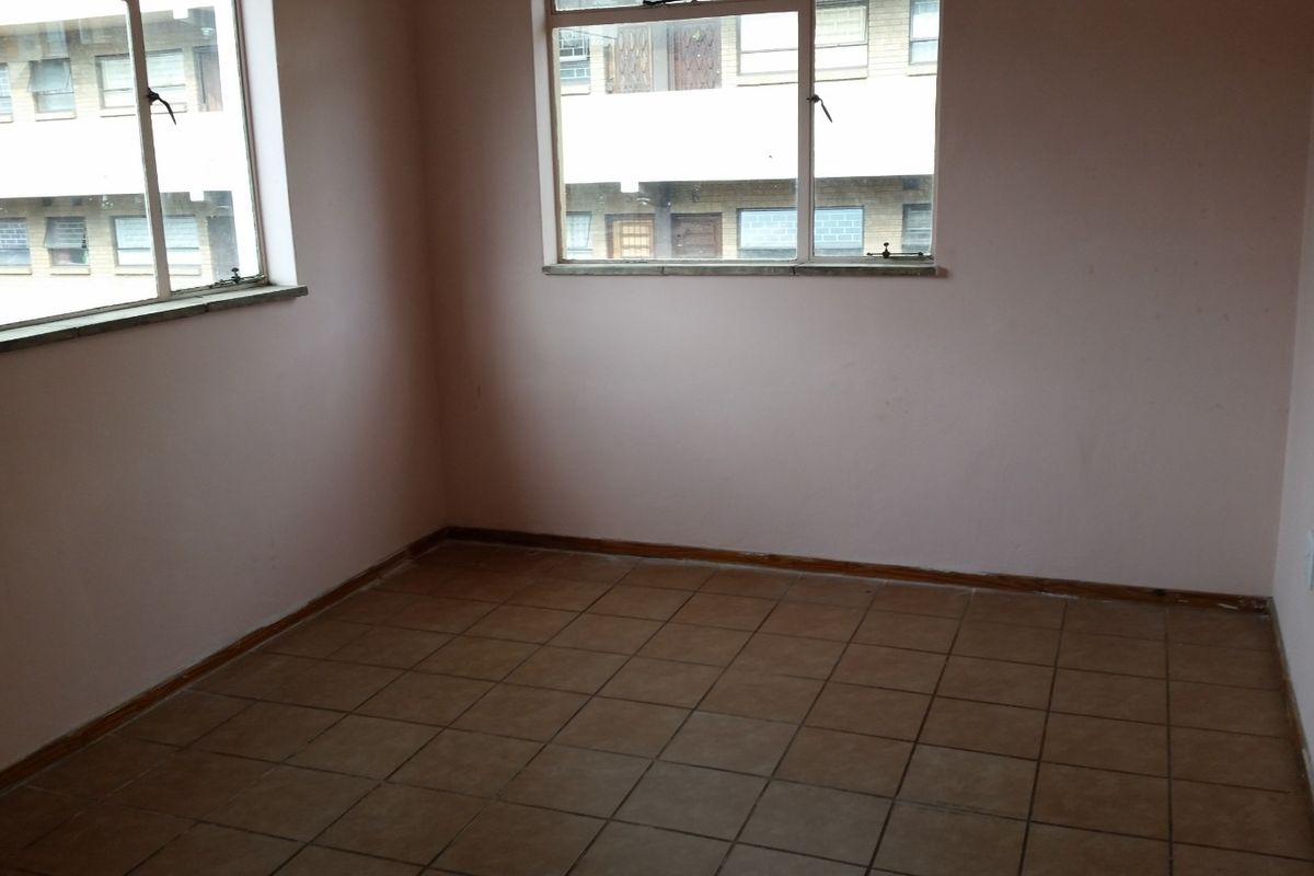 Bachelor’s Flat in the Heart of Vereeniging CBD – Perfect for Urban Living - Photo 2