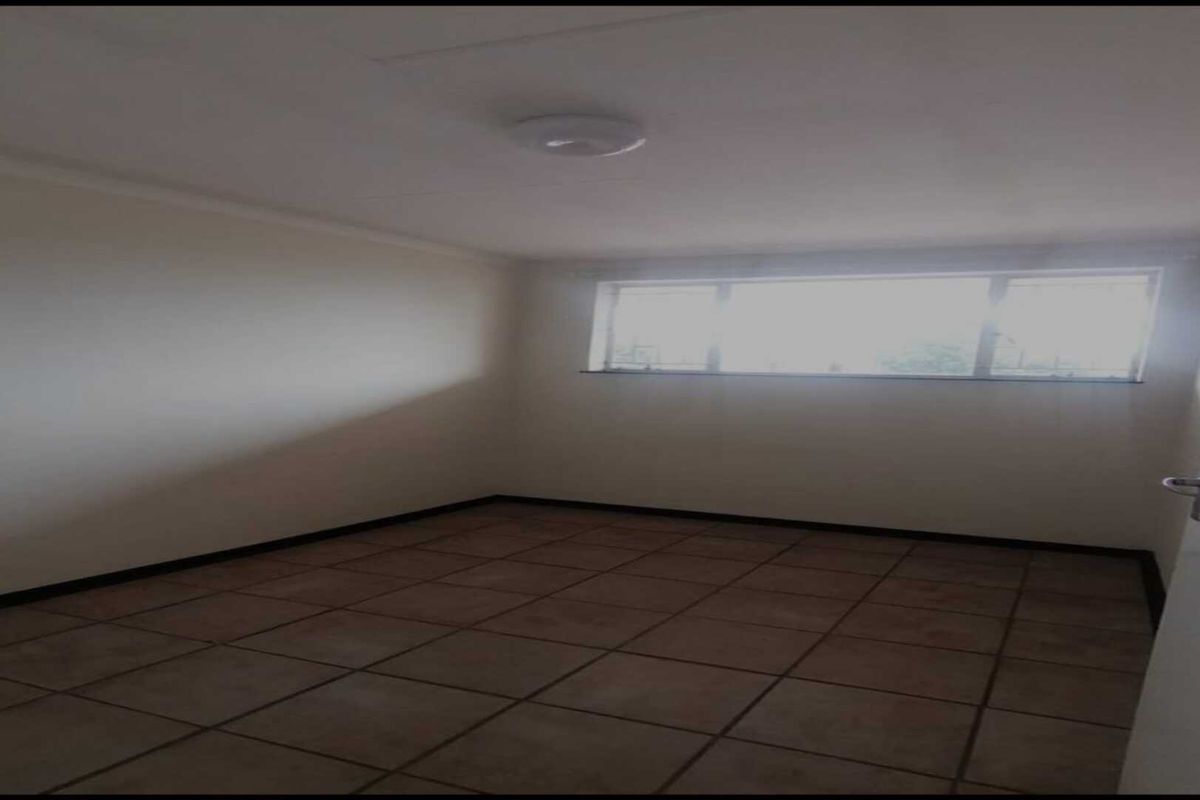 Comfort & Convenience: Charming 2-Bedroom Flat Close to Everything500 - Photo 3