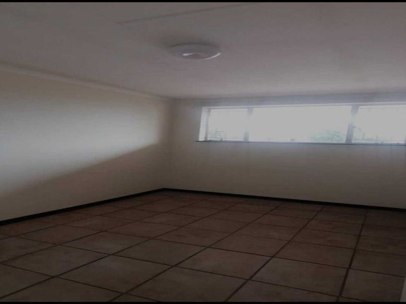 Comfort & Convenience: Charming 2-Bedroom Flat Close to Everything500 - Photo 3