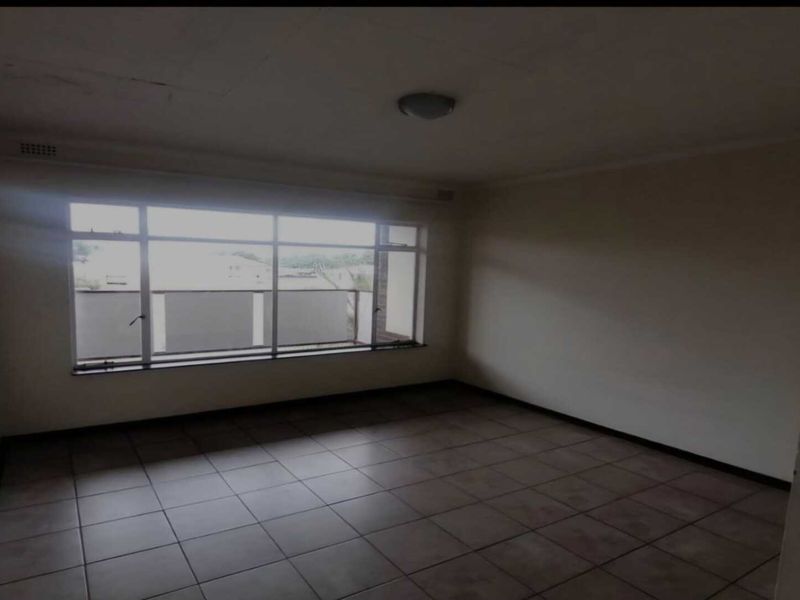 Comfort & Convenience: Charming 2-Bedroom Flat Close to Everything500 - Photo 10