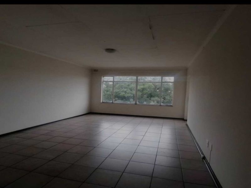 Comfort & Convenience: Charming 2-Bedroom Flat Close to Everything500 - Photo 7