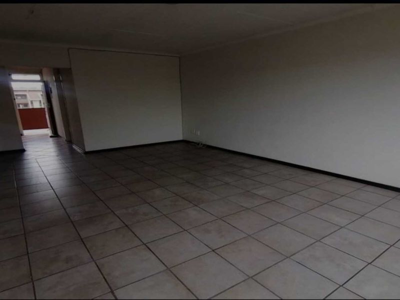 Comfort & Convenience: Charming 2-Bedroom Flat Close to Everything500 - Photo 8