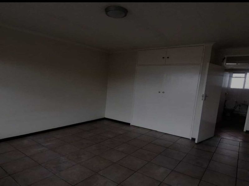 Comfort & Convenience: Charming 2-Bedroom Flat Close to Everything500 - Photo 6