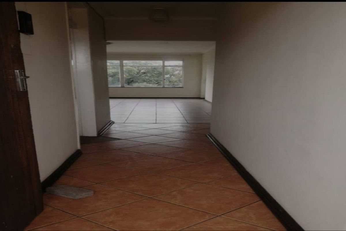 Comfort & Convenience: Charming 2-Bedroom Flat Close to Everything500 - Photo 2