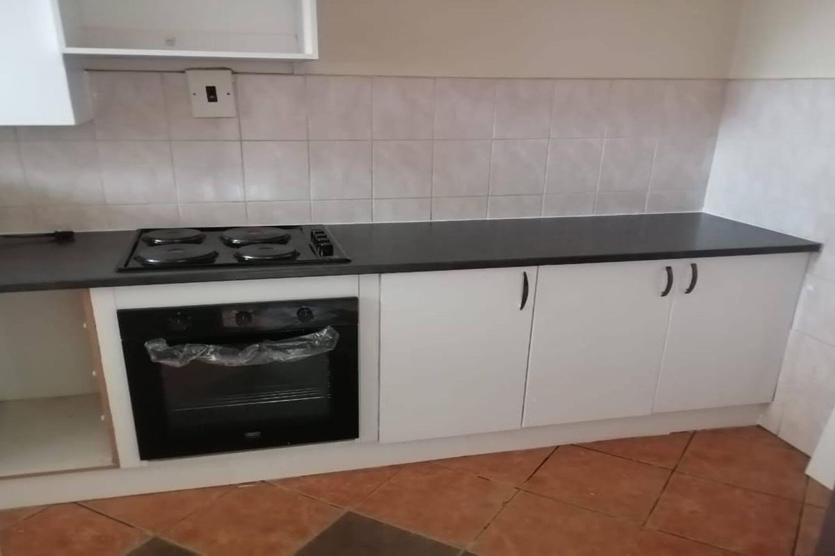 Comfort & Convenience: Charming 2-Bedroom Flat Close to Everything500 - Photo 5