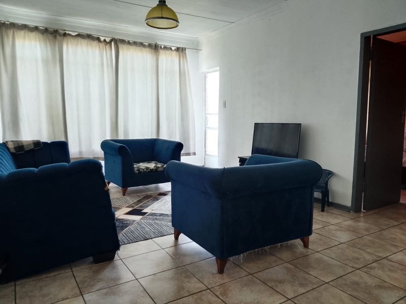 ✨ Stylish Semi-Renovated 2-Bedroom Flat on the 3rd Floor – Vereeniging CBD Living! - Photo 4