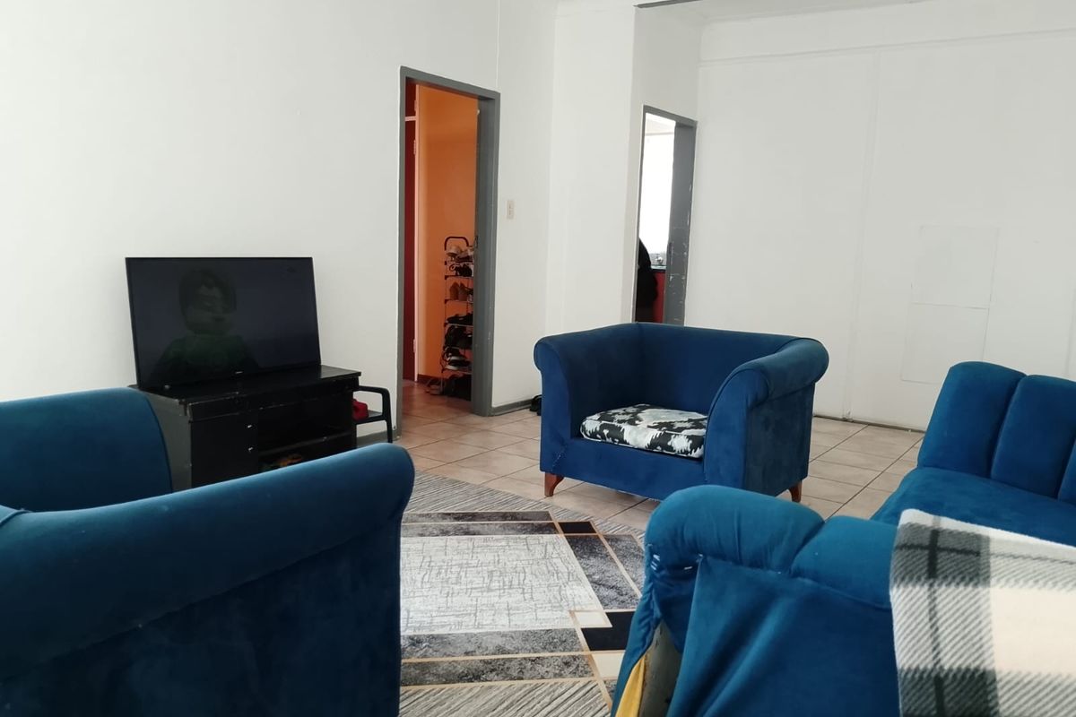 ✨ Stylish Semi-Renovated 2-Bedroom Flat on the 3rd Floor – Vereeniging CBD Living! - Photo 5