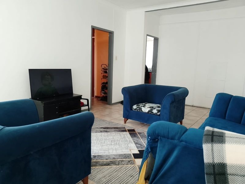 ✨ Stylish Semi-Renovated 2-Bedroom Flat on the 3rd Floor – Vereeniging CBD Living! - Photo 5