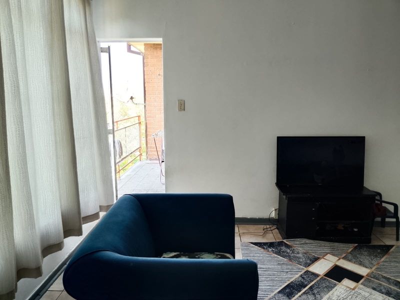 ✨ Stylish Semi-Renovated 2-Bedroom Flat on the 3rd Floor – Vereeniging CBD Living! - Photo 7