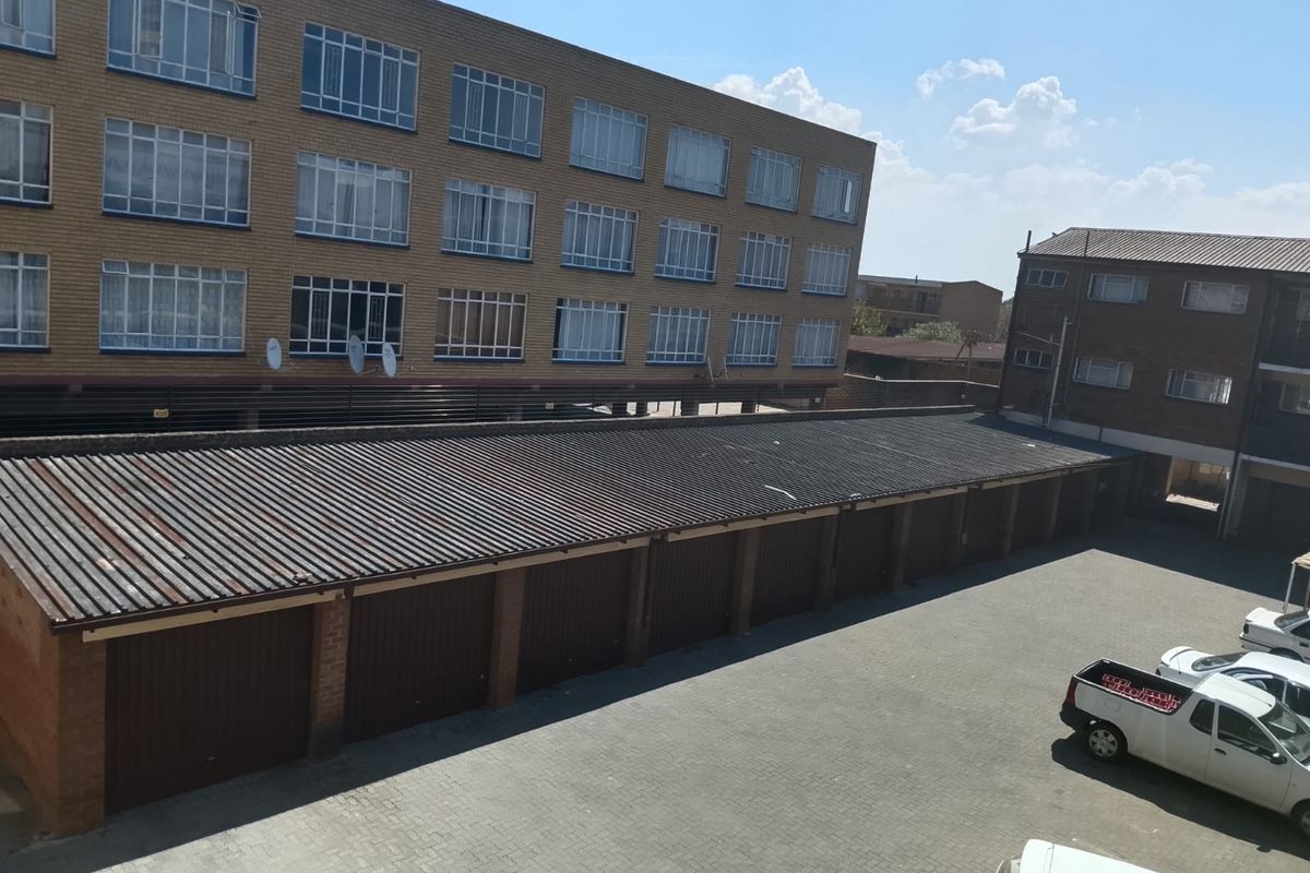 ✨ Stylish Semi-Renovated 2-Bedroom Flat on the 3rd Floor – Vereeniging CBD Living! - Photo 3