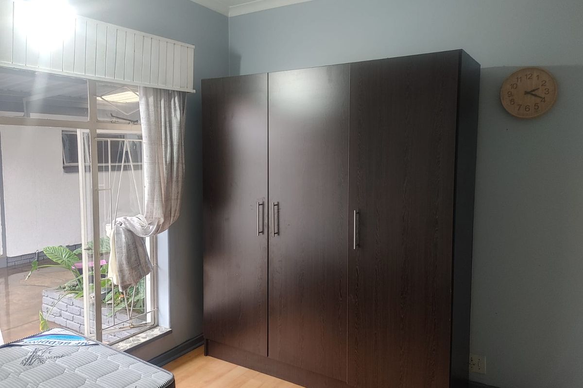 Large Furnished Home for Group Accommodation – Sleeps 13 with Pool & Parking - Photo 3