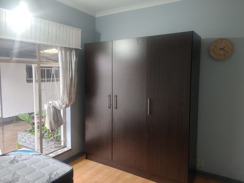 Large Furnished Home for Group Accommodation – Sleeps 13 with Pool & Parking - Photo 3