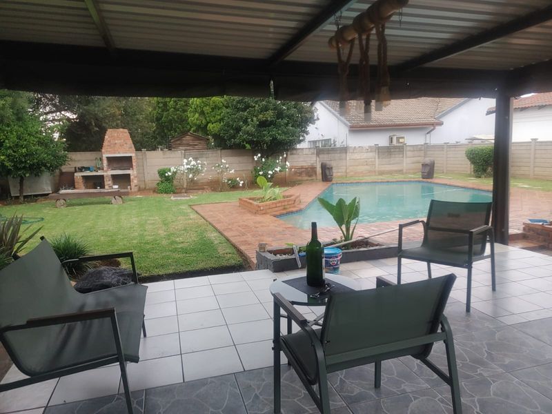 Large Furnished Home for Group Accommodation – Sleeps 13 with Pool & Parking - Photo 1
