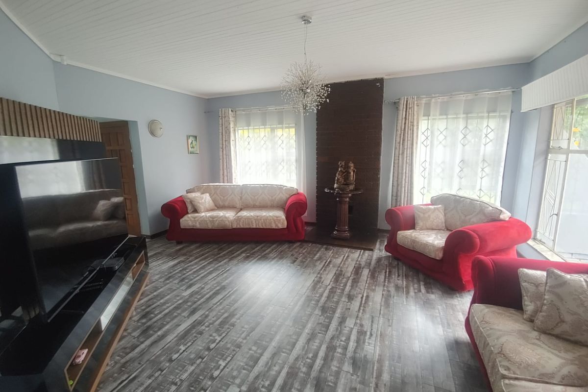 Large Furnished Home for Group Accommodation – Sleeps 13 with Pool & Parking - Photo 2