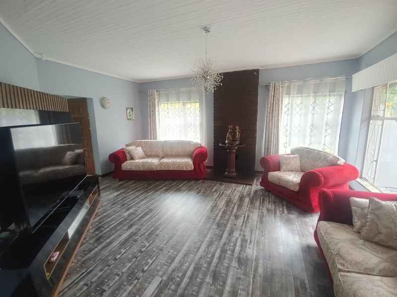 Large Furnished Home for Group Accommodation – Sleeps 13 with Pool & Parking - Photo 2