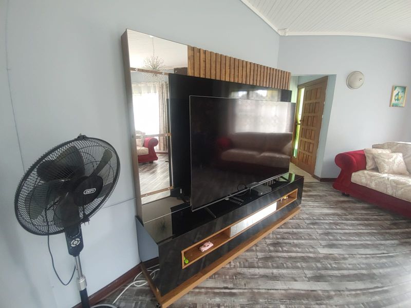 Large Furnished Home for Group Accommodation – Sleeps 13 with Pool & Parking - Photo 10