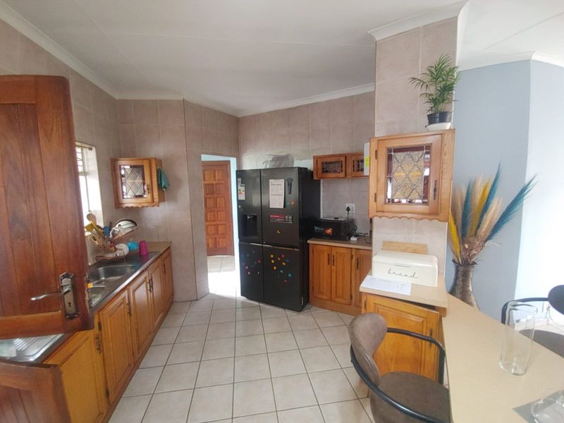 Large Furnished Home for Group Accommodation – Sleeps 13 with Pool & Parking - Photo 9