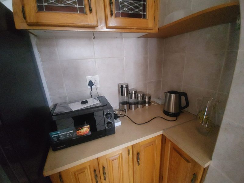 Large Furnished Home for Group Accommodation – Sleeps 13 with Pool & Parking - Photo 8