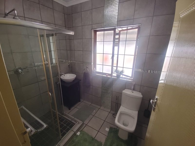 Large Furnished Home for Group Accommodation – Sleeps 13 with Pool & Parking - Photo 7