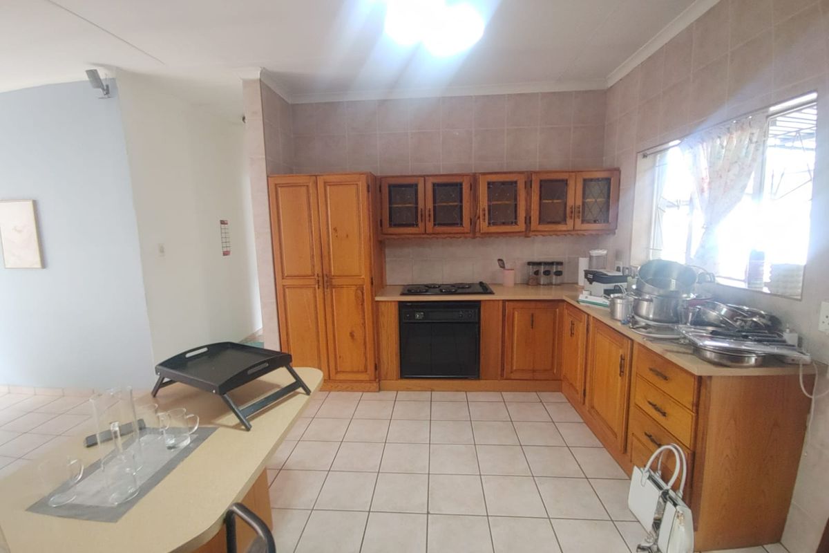 Large Furnished Home for Group Accommodation – Sleeps 13 with Pool & Parking - Photo 5