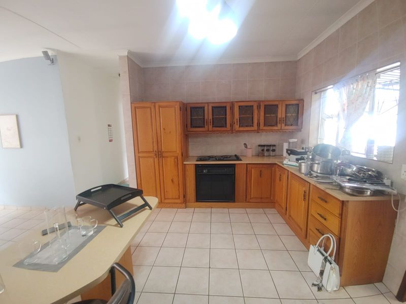 Large Furnished Home for Group Accommodation – Sleeps 13 with Pool & Parking - Photo 5