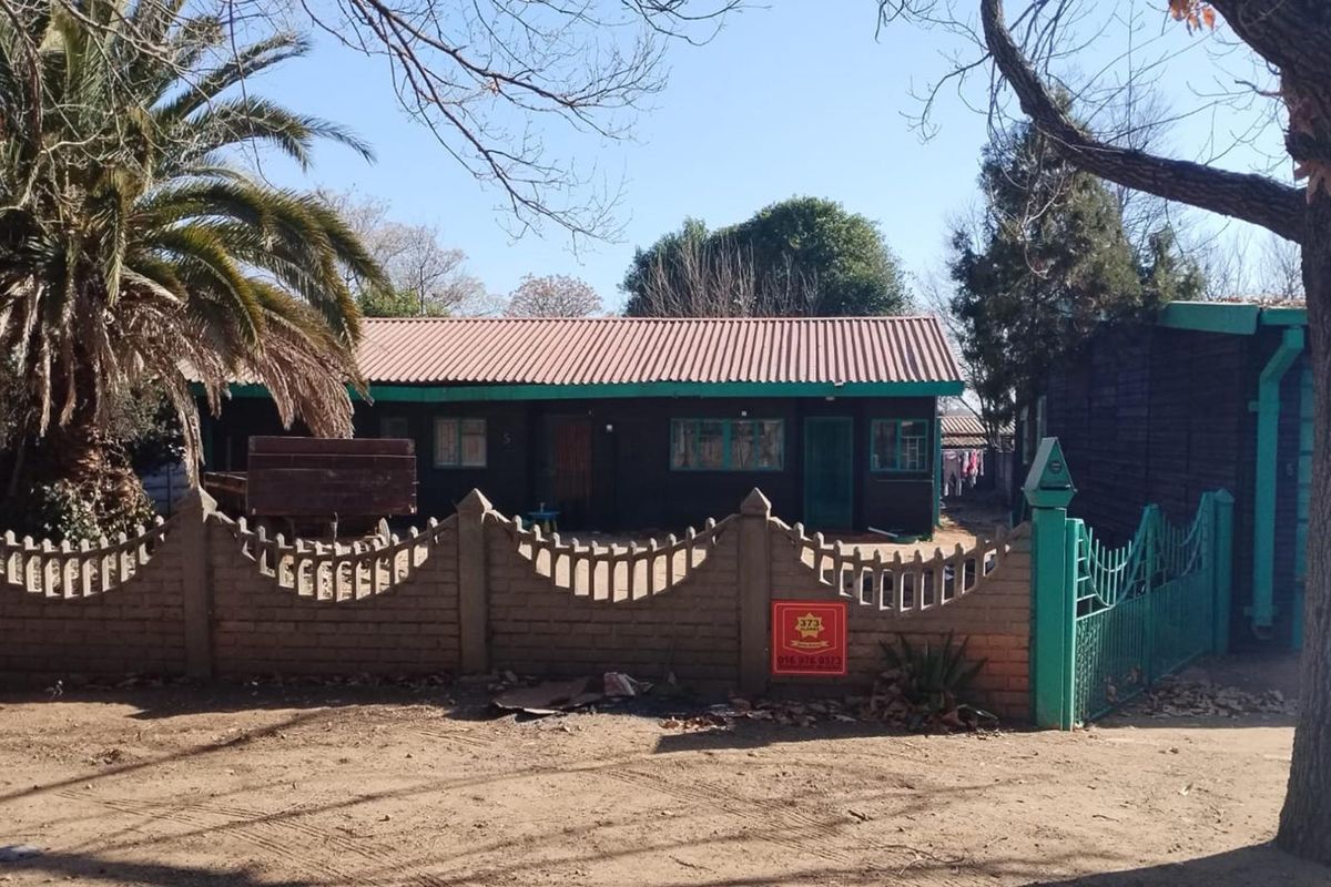3 Bedroom House in Sasolburg - Photo 2