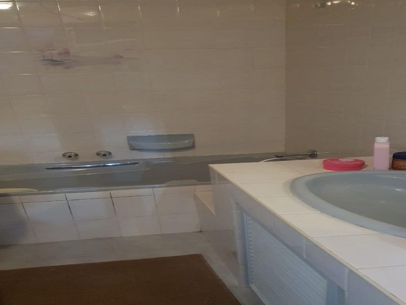Exceptional Double-Storey Family Home close to the Vaaldam - Photo 7