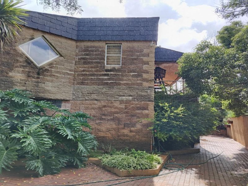 Exceptional Double-Storey Family Home close to the Vaaldam - Photo 2