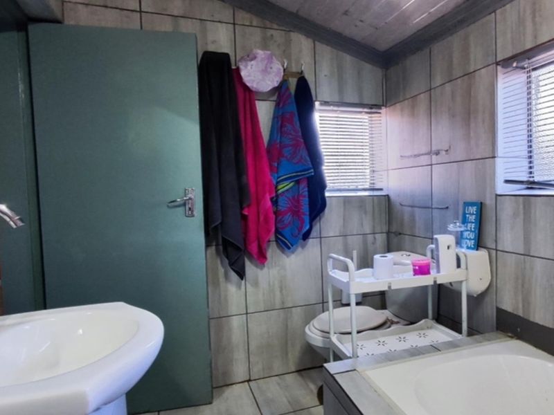 Lovely 3 bedroom home with flatlet Sw 1 - Photo 8