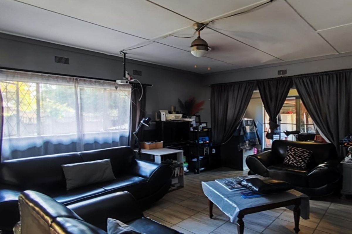 Lovely 3 bedroom home with flatlet Sw 1 - Photo 3