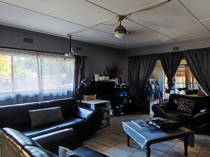 Lovely 3 bedroom home with flatlet Sw 1 - Photo 3