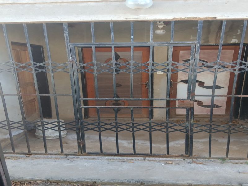Incompleted 3 bedroom, 2 bathroom house in Drieziek with a great rental ootential of 3 outside rooms - Photo 1