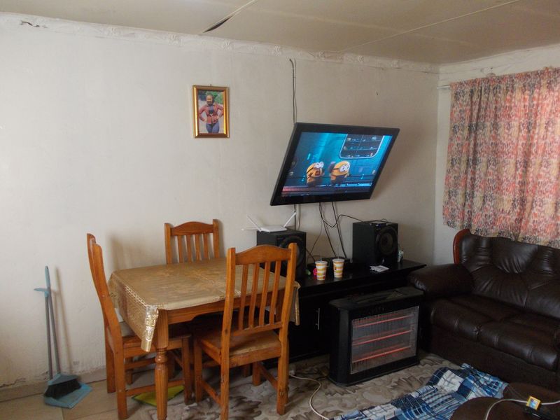 Residential property with the potential to rental income at the same time. - Photo 4
