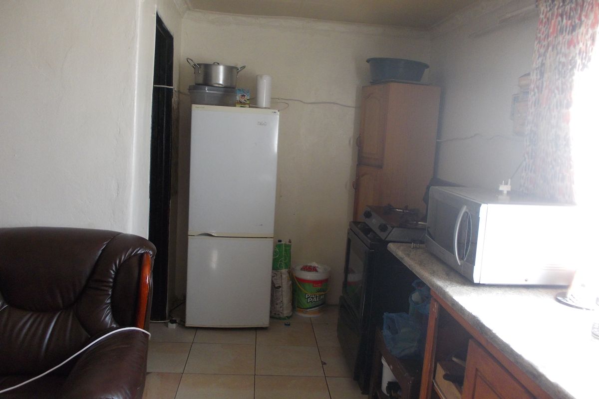 Residential property with the potential to rental income at the same time. - Photo 2