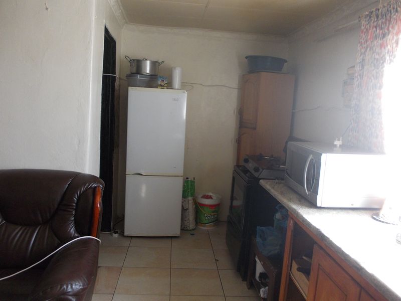 Residential property with the potential to rental income at the same time. - Photo 2